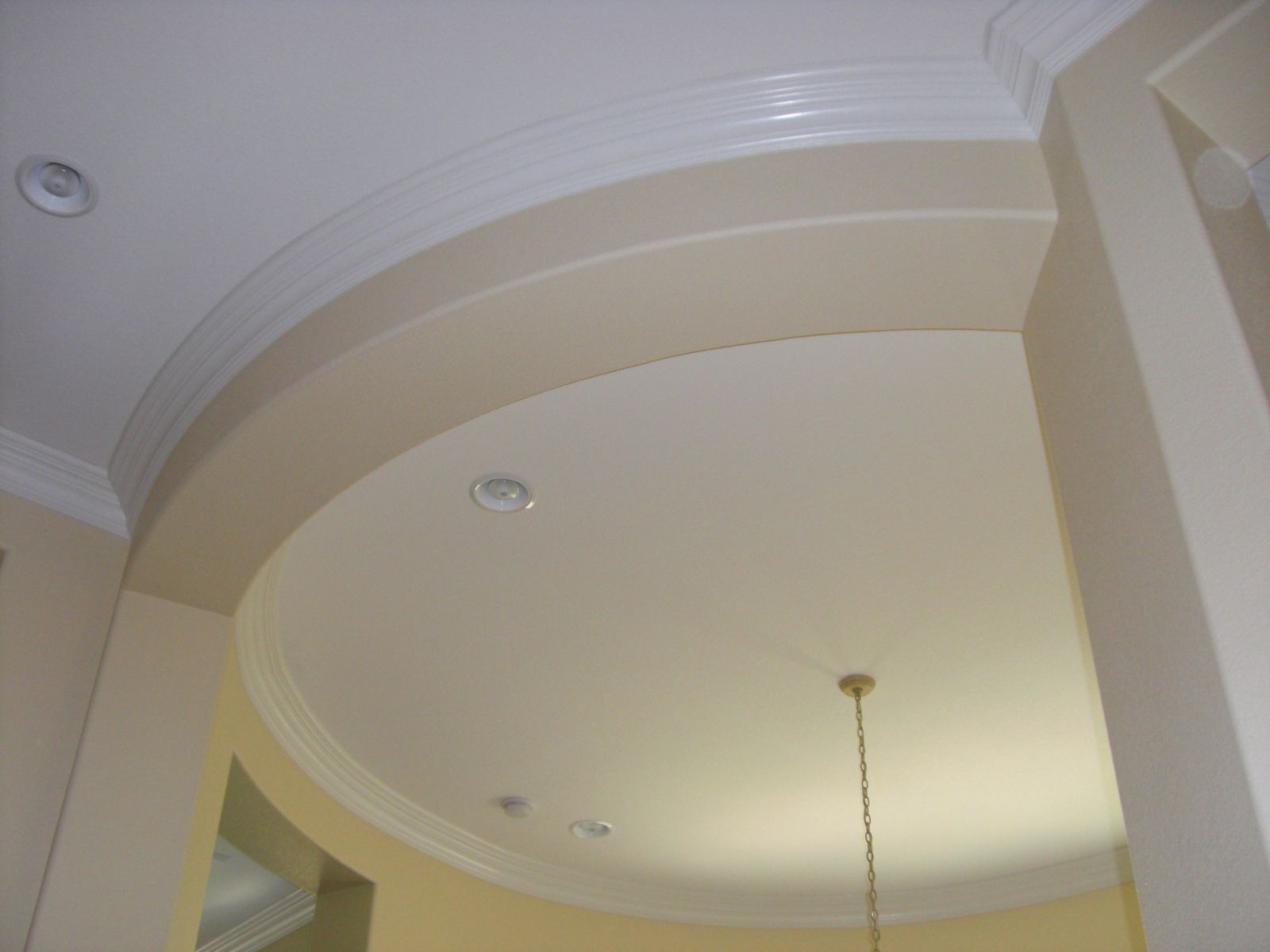 Full-circle crown molding following a round ceiling and outside-radius wall