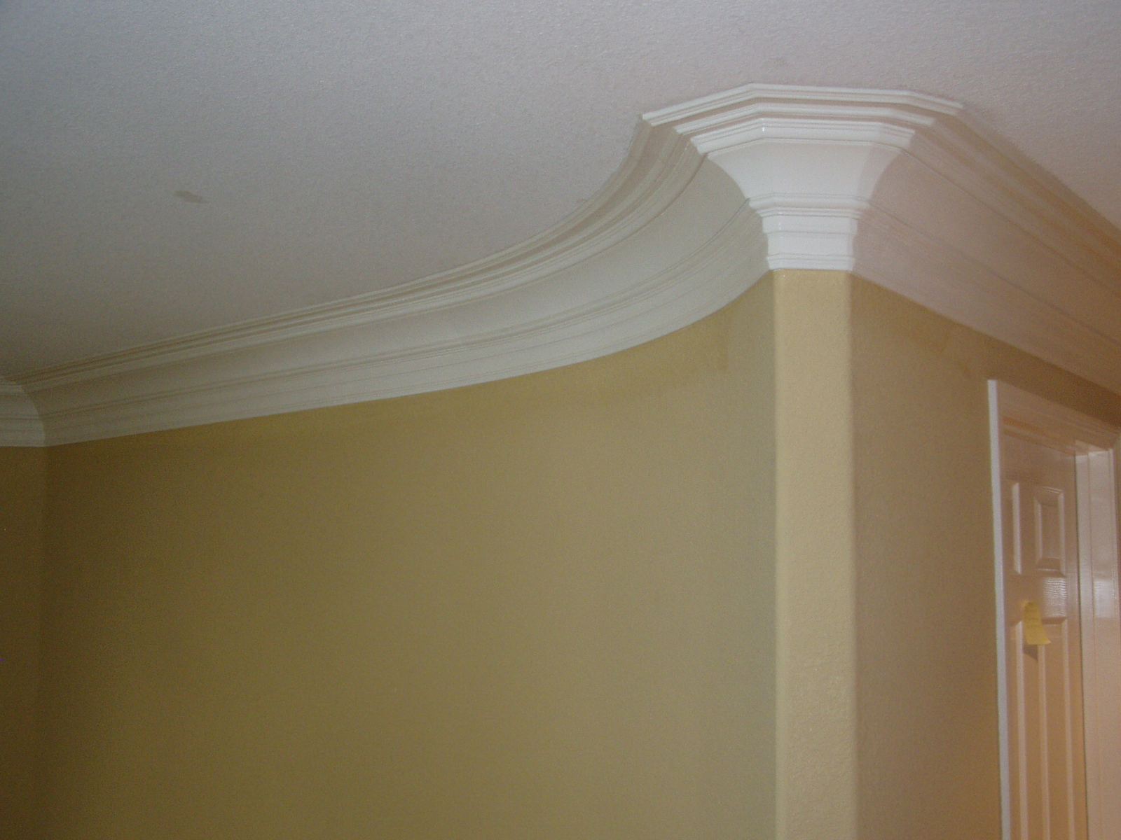Crown molding following a curved wall into a straight run