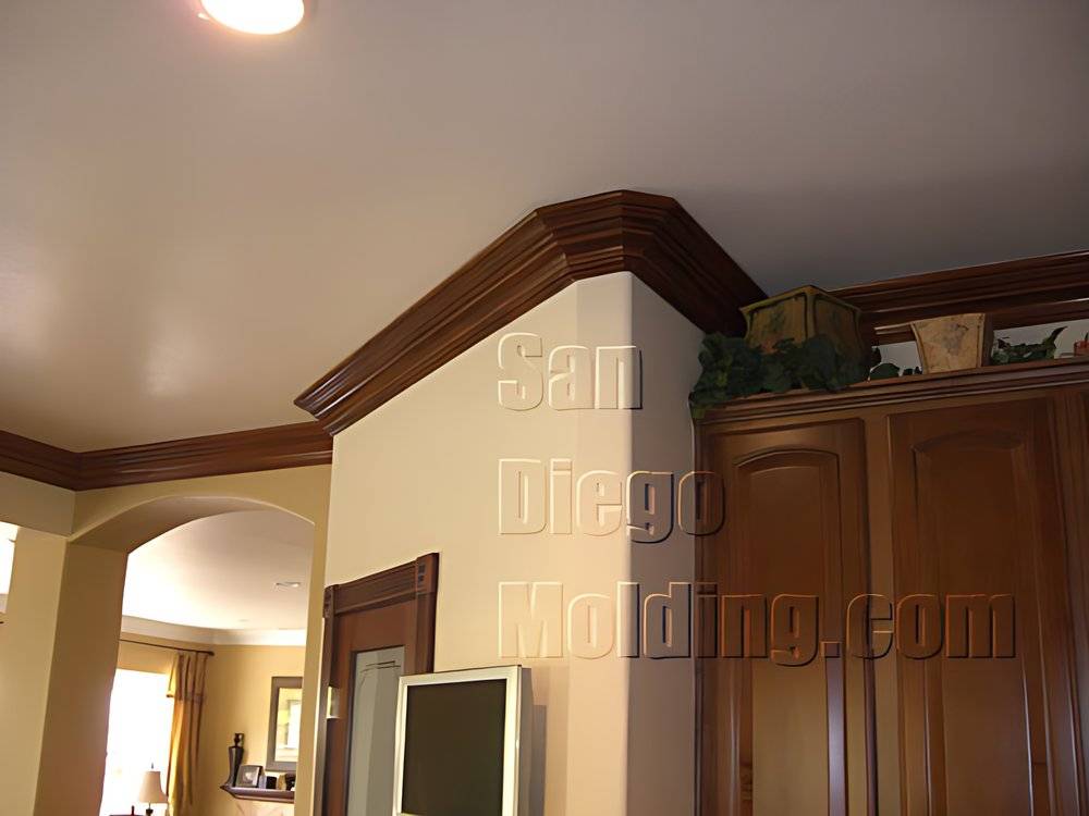 427M faux painted crown, photo 1